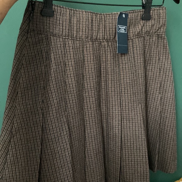 A&F PLEATED PLAID SKIRT - Picture 2 of 2